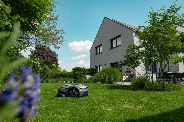 GARDENA smart SILENO sense im Garten
