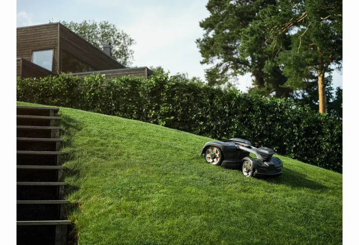 Automower 435X AWD NERA im Garten