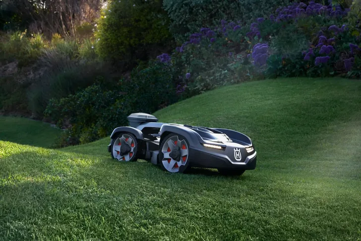 Automower 435X AWD NERA im Garten